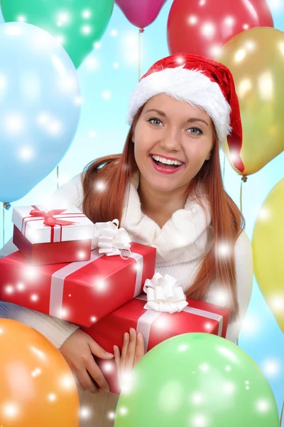 Menina bonita vestida de Papai Noel com uma caixa de presente — Fotografia de Stock