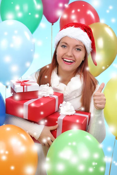 Menina bonita vestida de Papai Noel com uma caixa de presente — Fotografia de Stock