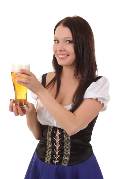 Belle jeune femme souriante donnant de la bière — Photo