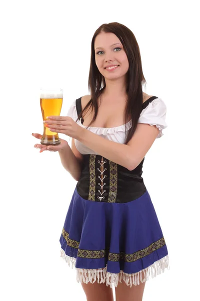 Belle jeune femme souriante donnant de la bière — Photo