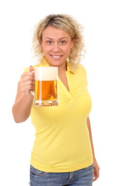 bir bira bardağı olan pozitif kadın