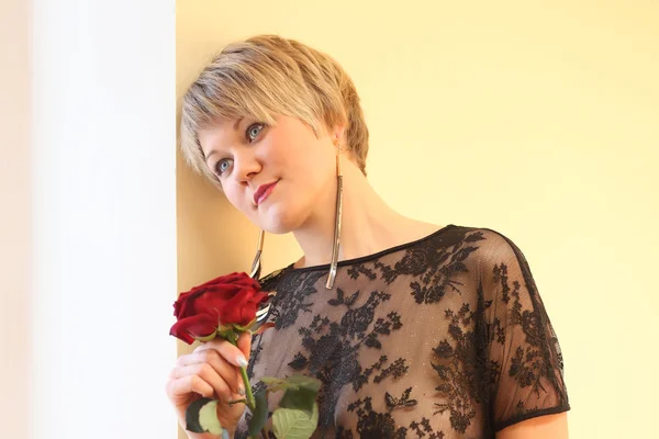 Romantisches Mädchen mit einer Rose — Stockfoto