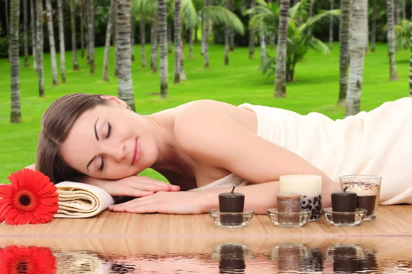 Vrouw ontspannen in een spa — Stockfoto