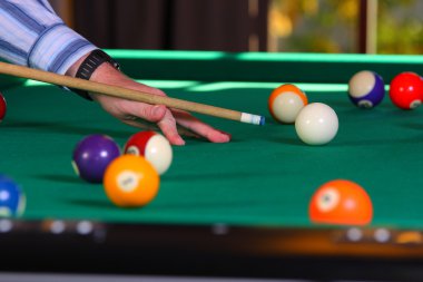 Toplu bilardo masası.