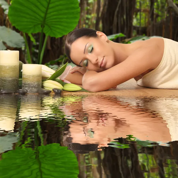 Belle jeune femme dans un spa — Photo