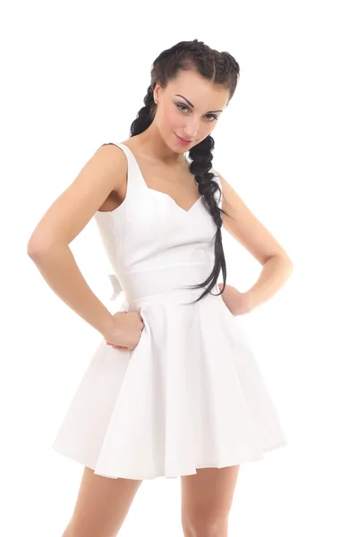 Schöne modische Frau in einem weißen Kleid — Stockfoto