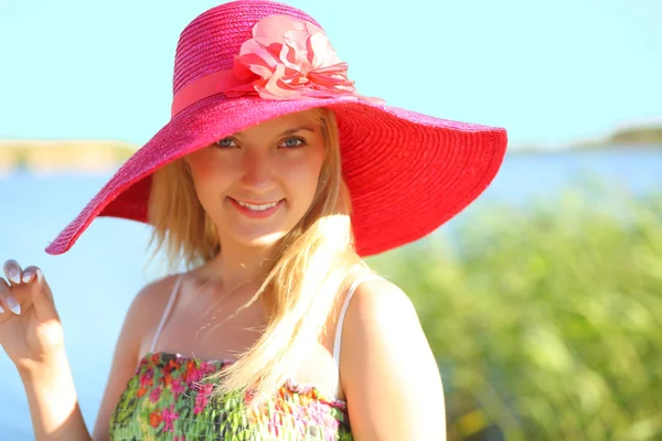 Outdoor portrait of a beautiful young girl — Stock Photo, Image