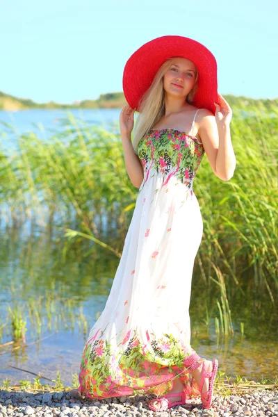 Outdoor portret van een mooi jong meisje — Stockfoto