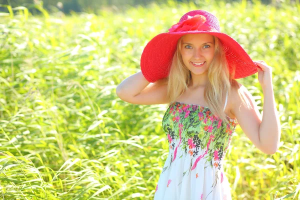 Junge glückliche Frau — Stockfoto