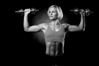 Kadın dambılları kaldırıyor