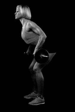 Kadın dambılları kaldırıyor