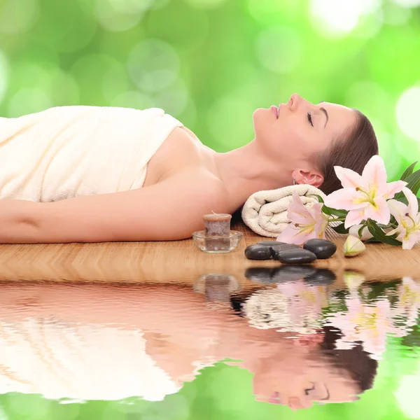 Mulher jovem e bonita recebendo tratamento de spa — Fotografia de Stock