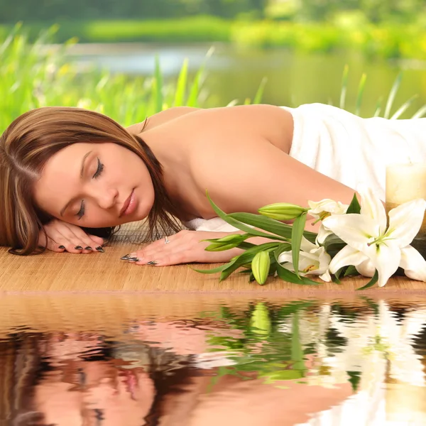 Hermosa mujer spa mintiendo —  Fotos de Stock