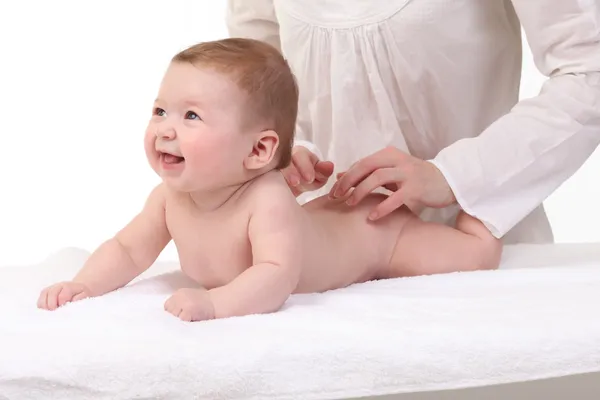 Babymassage. Mutter massiert Kind — Stockfoto