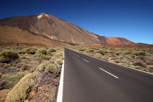 Estrada reta com El Teide no fundo, Tenerife, Ilhas Canárias . — Fotografia de Stock