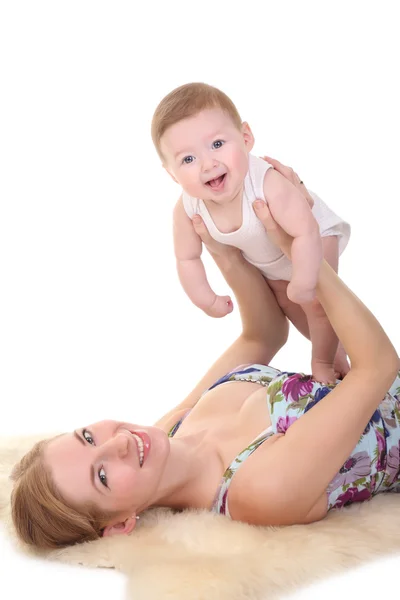 Mutlu anne bebeğini kucağında tutuyor. — Stok fotoğraf