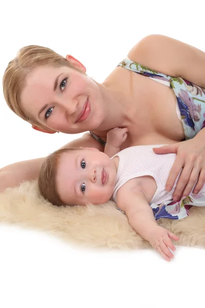 Счастливая мать с ребенком на руках — стоковое фото
