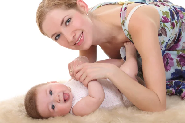 Mãe feliz segurando seu bebê — Fotografia de Stock