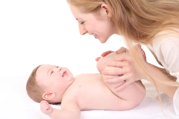 Babymassage. Mutter massiert Kind — Stockfoto