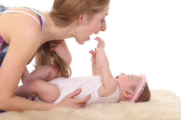 Mère heureuse tenant son bébé — Photo