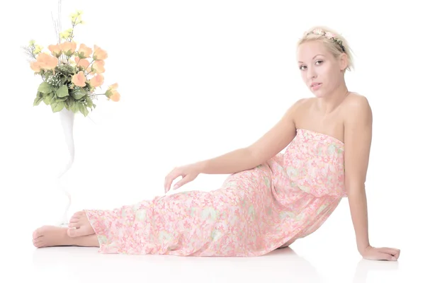 Hafif yaz elbise giymiş bir kızın portresi — Stok fotoğraf
