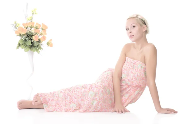 Retrato de uma menina em um vestido de verão leve — Fotografia de Stock