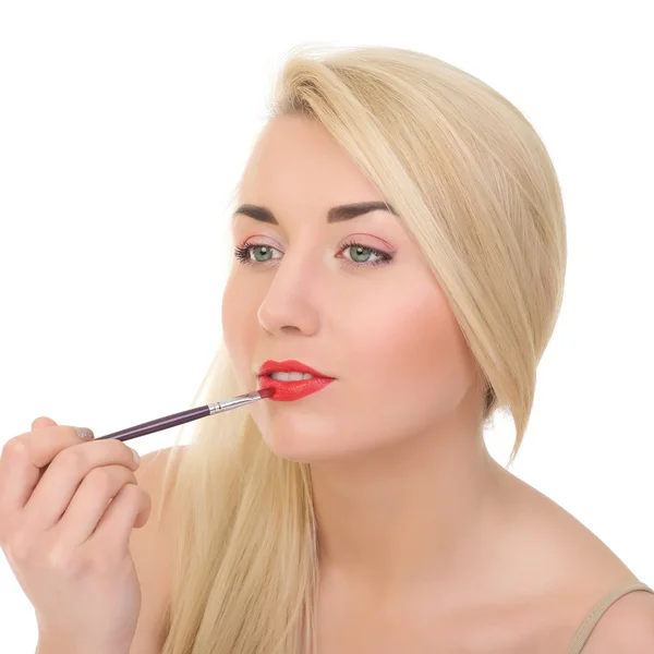 Frau trägt Lippenstift auf — Stockfoto