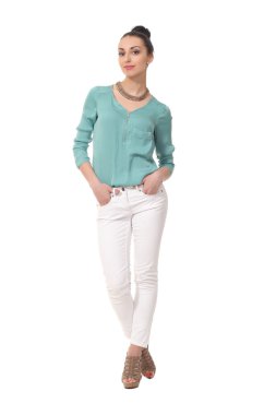 Beyaz bir arka plan üzerinde poz güzel seksi kız