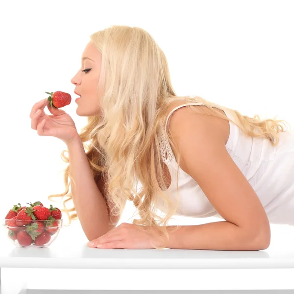 Woman eats strawberry — Stock Photo, Image