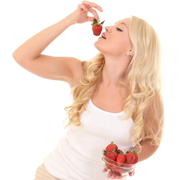 Mujer come fresa —  Fotos de Stock