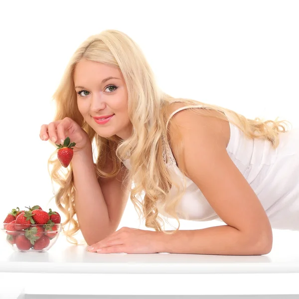 Fiatal gyönyörű mosolygó nő eperrel — Stock Fotó
