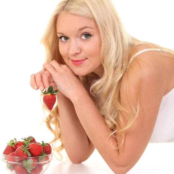 Vrolijk meisje met aardbeien — Stockfoto