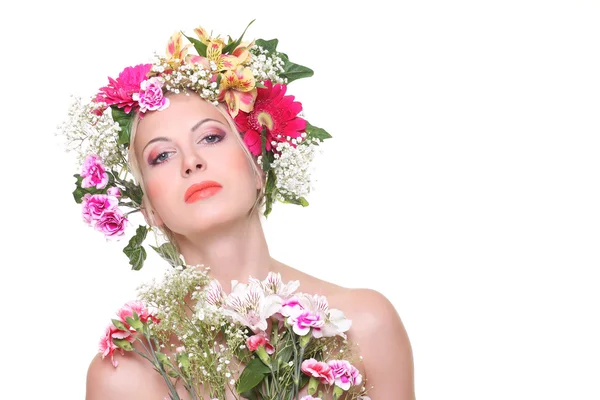 Portrait de beauté avec une tête fleurie — Photo