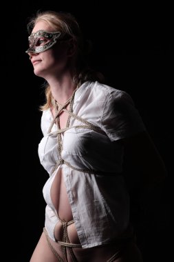 shibari olan kadın