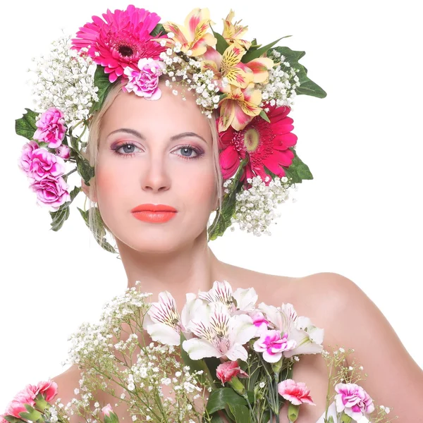 Retrato de belleza con una cabeza florecida — Foto de Stock