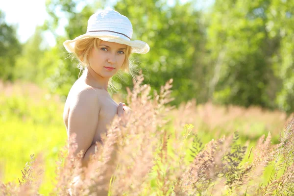 Bella e bella ragazza in piedi nuda nell'erba — Foto Stock