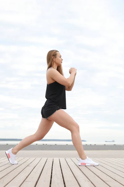 Jeune Beauté Fille Faire Des Exercices Été Par Mer — Photo