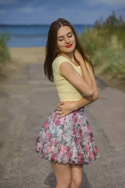 Jovem Bela Mulher Verão Praia — Fotografia de Stock