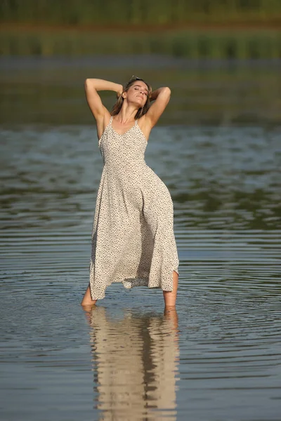 ドレスを着た水の中の女性は — ストック写真
