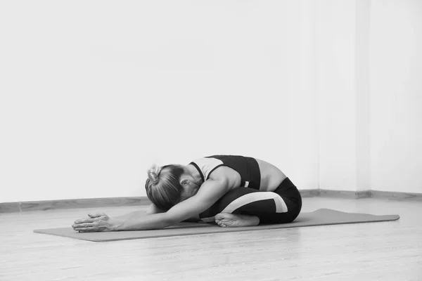 Giovane Donna Yoga Insegnante Formazione Studio — Foto Stock