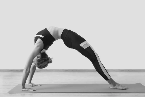 Young Woman Yoga Teacher Train Studio — Stock Photo, Image