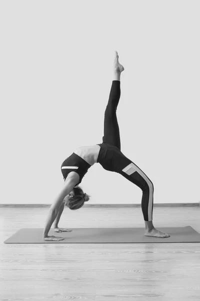 Young Woman Yoga Teacher Train Studio — Stock Photo, Image