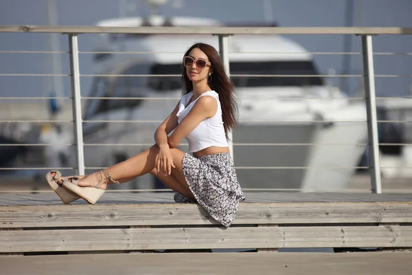 Young Woman Slender Dress Yachts — Stock Photo, Image