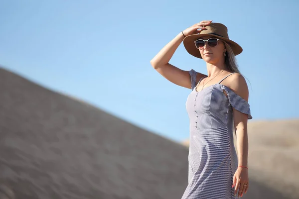 Young Woman Sandy Mountain Posing Dress — Stock Photo, Image