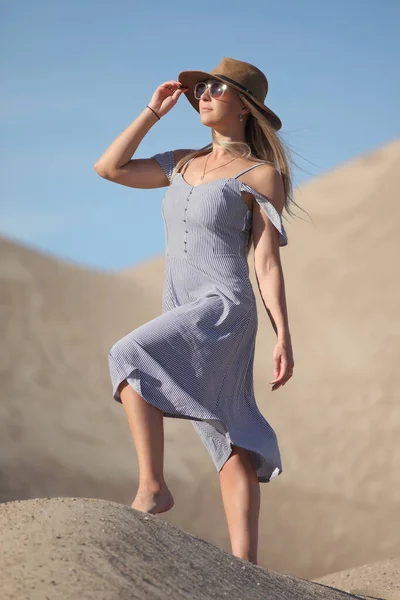 穿着衣服站在沙山上的年轻女子 — 图库照片