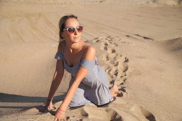 Jovem Mulher Montanha Arenosa Posando Vestido — Fotografia de Stock