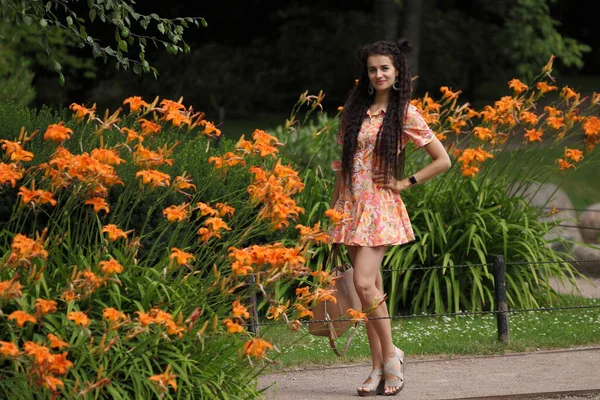 Portret Van Een Mooie Vrouw Tuin — Stockfoto