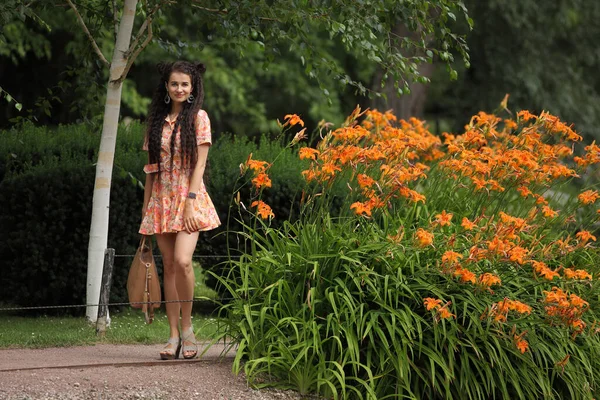 Portrait Belle Femme Dans Jardin — Photo