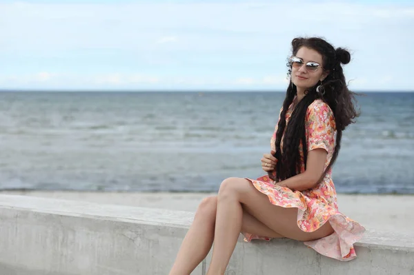 Szczęśliwa Kobieta Letniej Sukience Nad Morzem — Zdjęcie stockowe