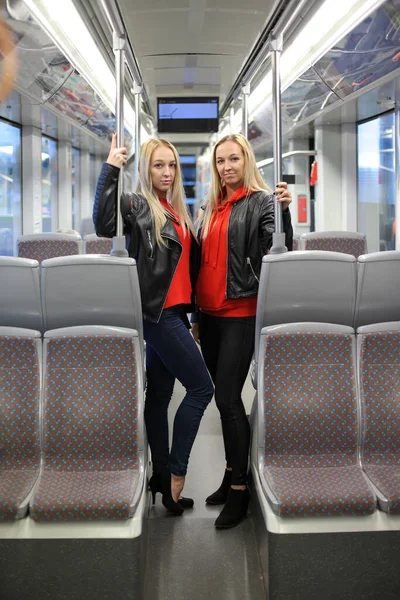 Две Молодые Женщины Пустой Трамвае — стоковое фото
